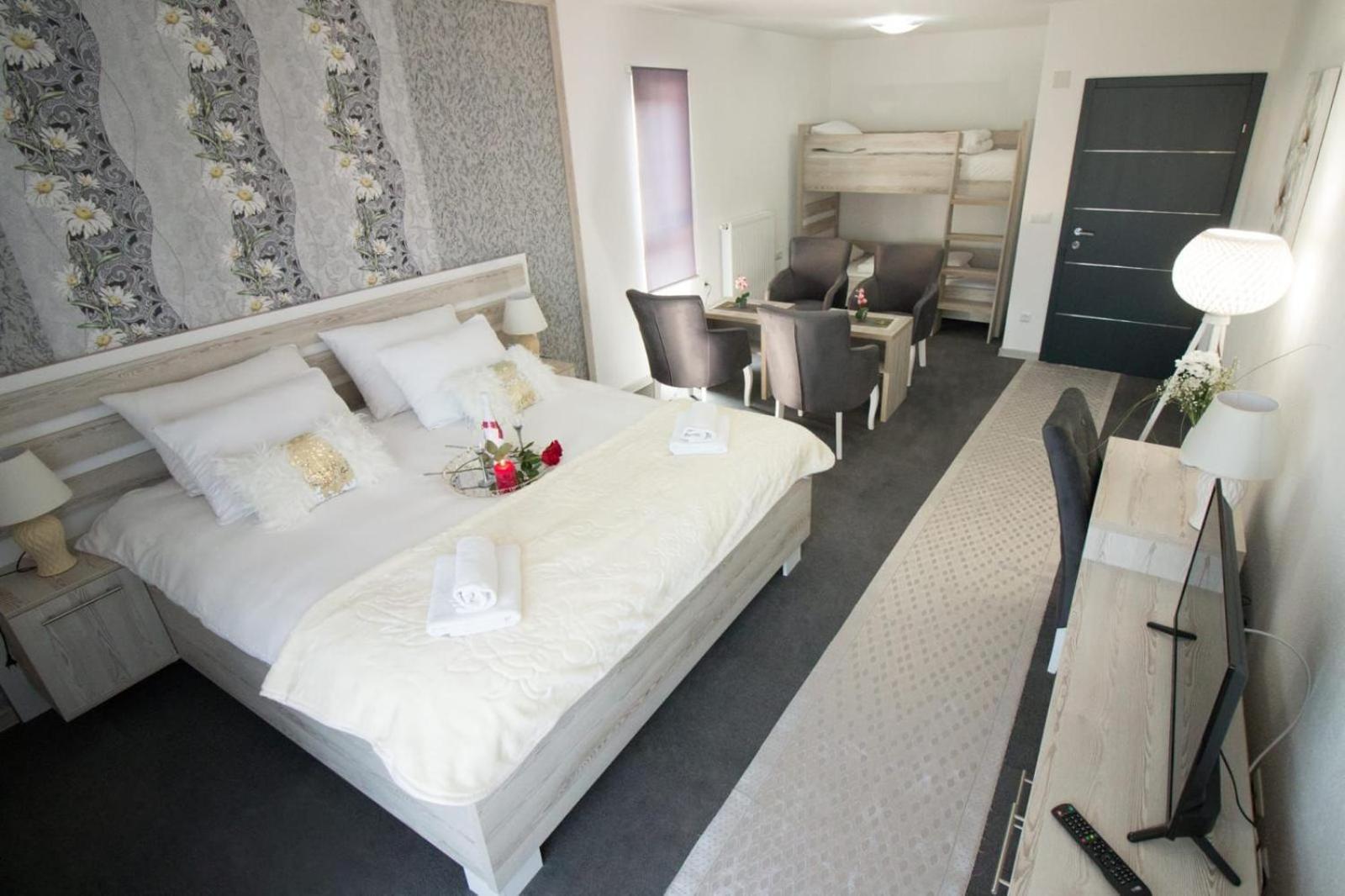 Aparthotel "Queen Zina" Vlasic Bagian luar foto
