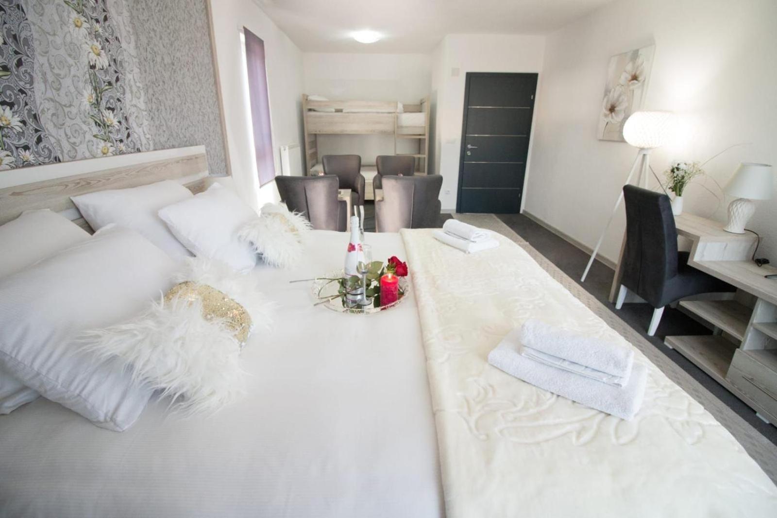 Aparthotel "Queen Zina" Vlasic Bagian luar foto