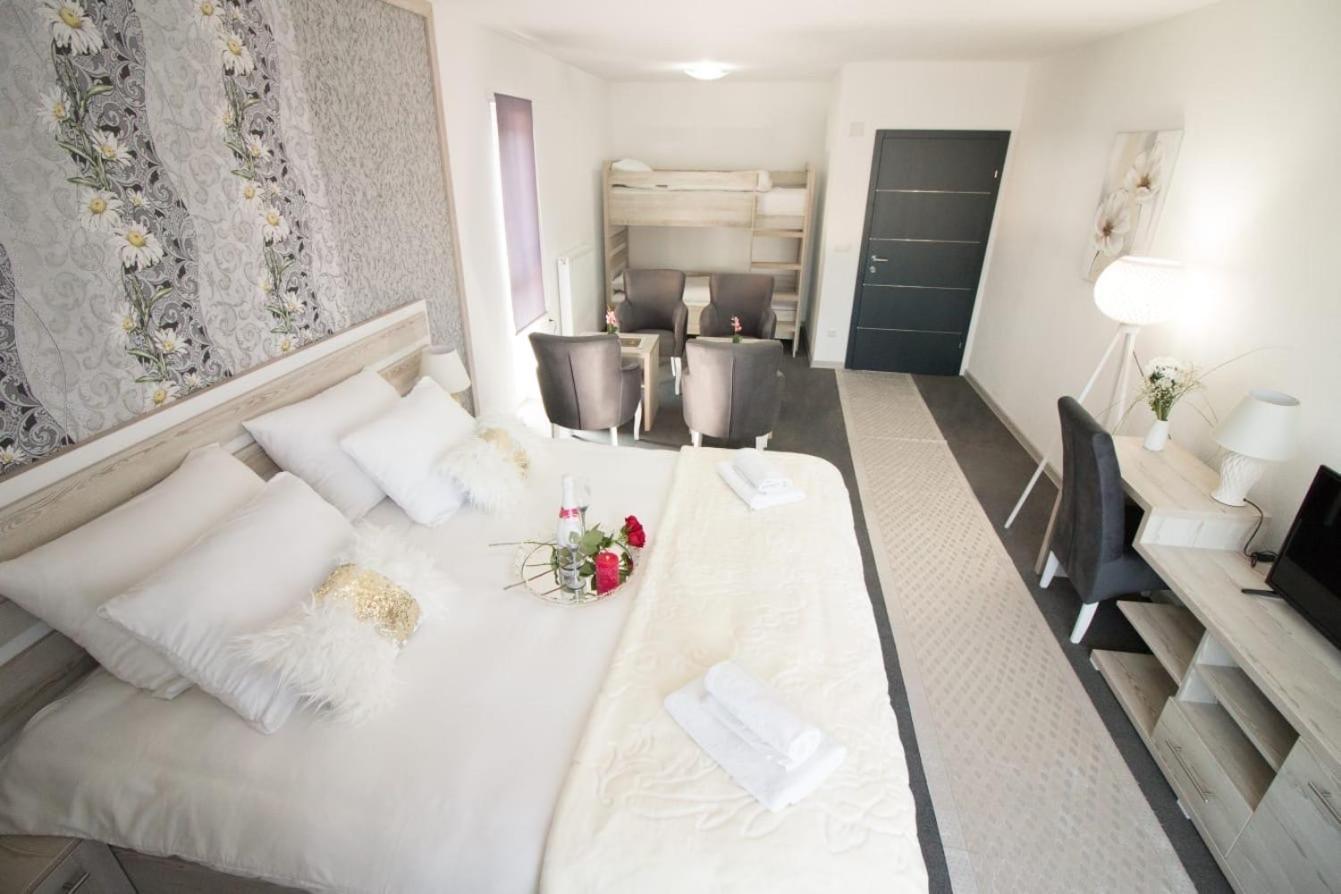 Aparthotel "Queen Zina" Vlasic Bagian luar foto