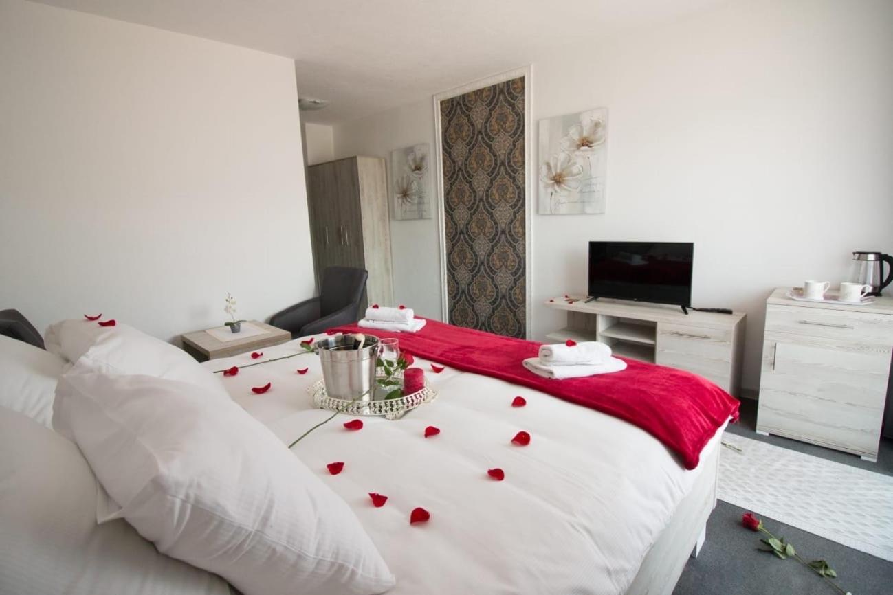 Aparthotel "Queen Zina" Vlasic Bagian luar foto